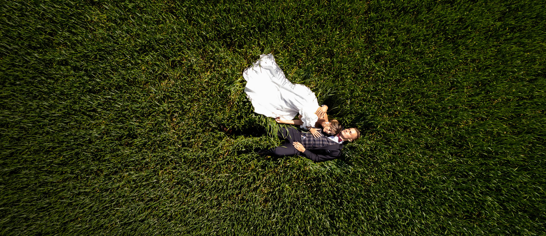 sesja ślubna para leży w zbożu zdjęcie z drona