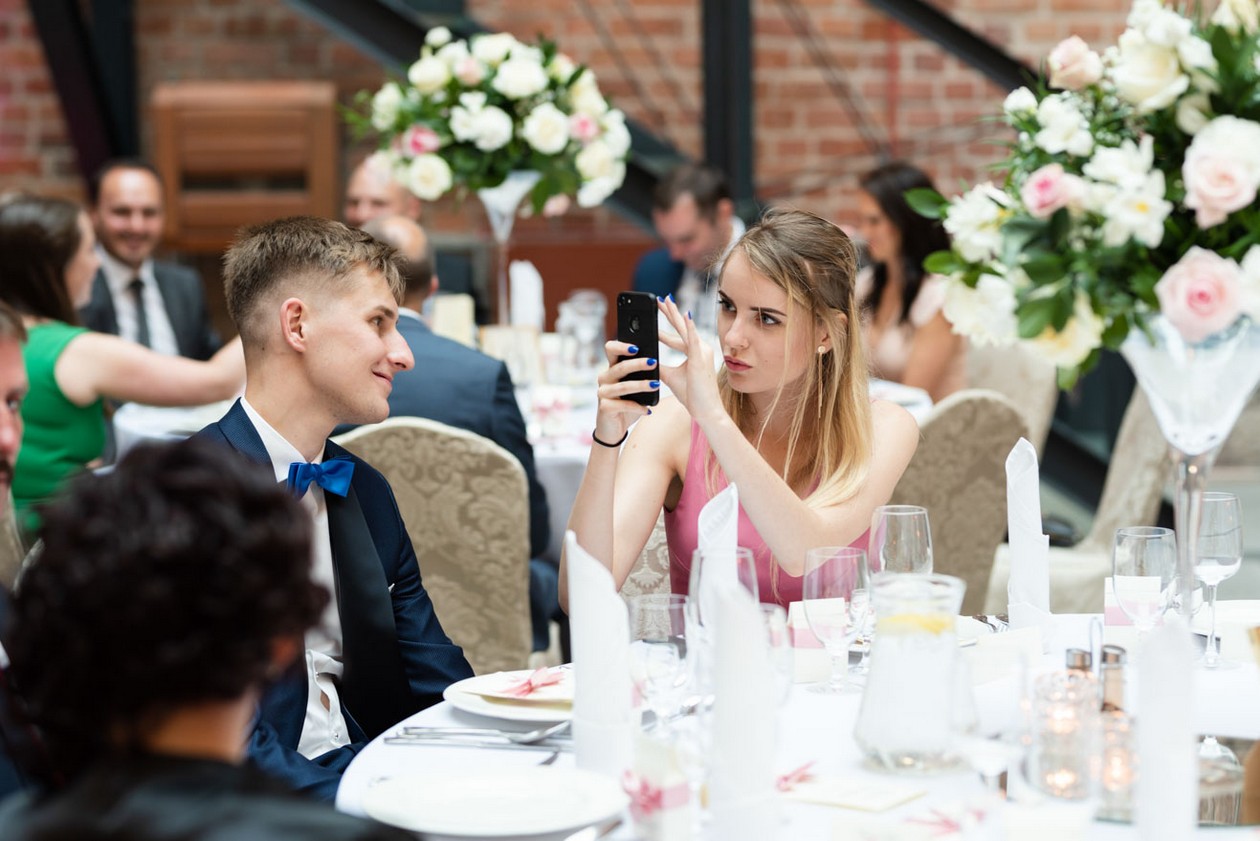 para gości weselnych podczas rozmowy przy stole